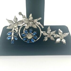 Vintage BN Bugbee Niles Blue Rhinestone Brooch & Screw Back Earrings Floral